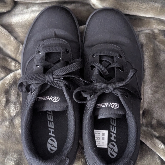 Heelys Black Canvas Sneakers like New condition,Youth 6 rollers - Picture 6 of 7